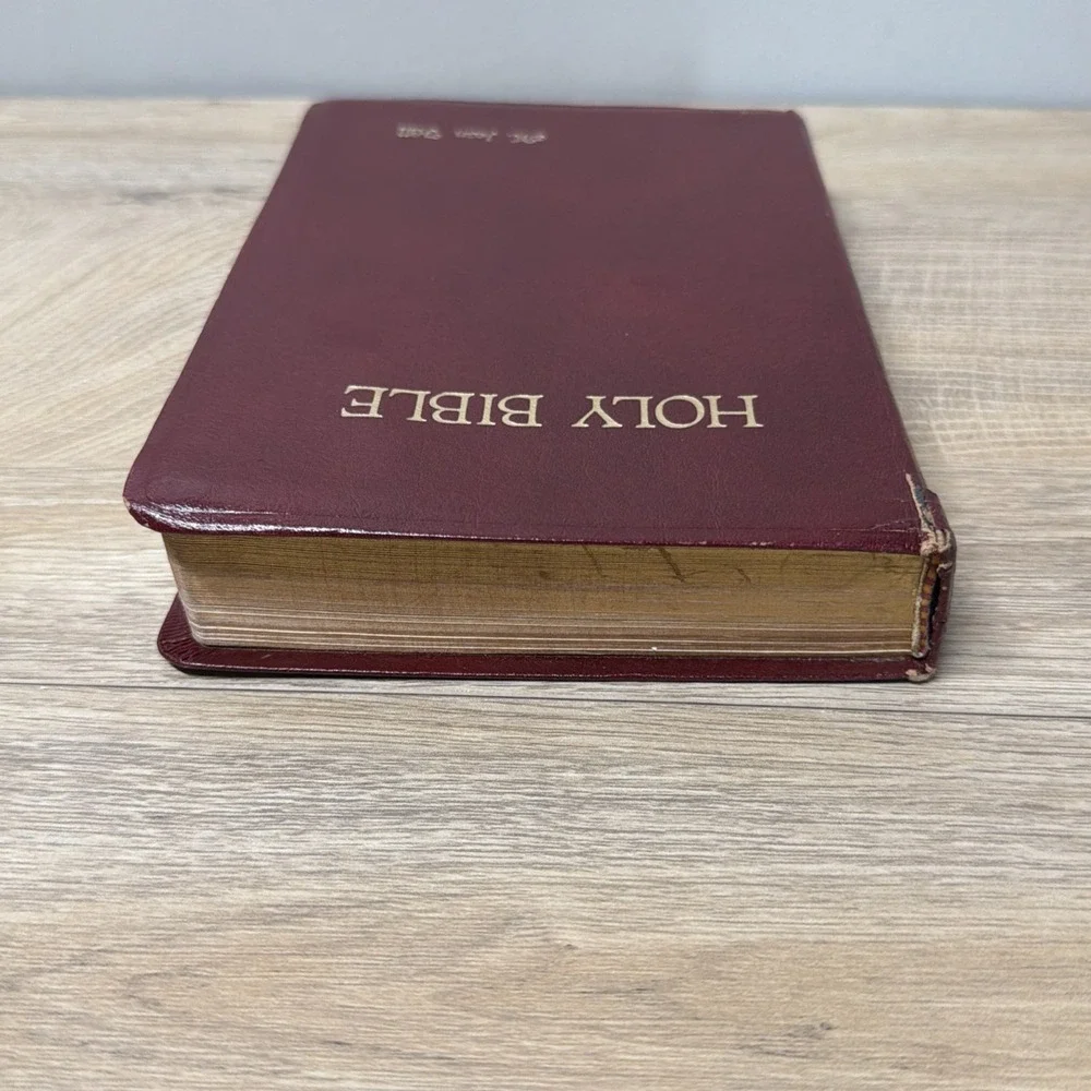 Holy Bible New King James Version‎ Red Letter Edition Bonded Leather Gold Edge